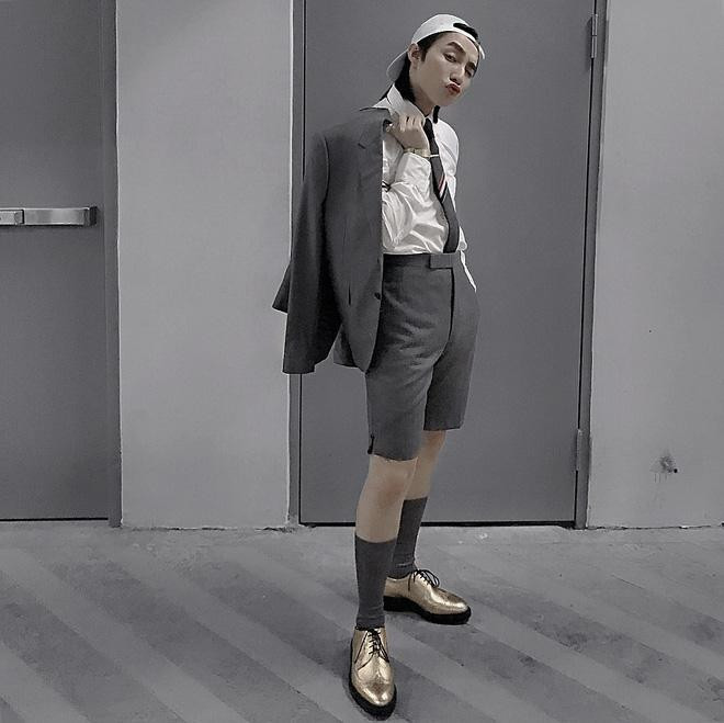 Trước giờ anh chàng thường xuyên chưng diện cravat theo cách này.&nbsp;