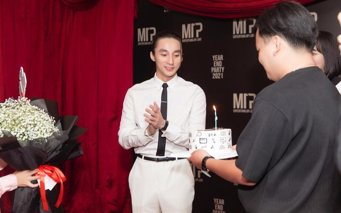 Sơn Tùng bị soi 'bụng bia' như ông chú, 'hài' nhất là style mang cà vạt Ảnh 2