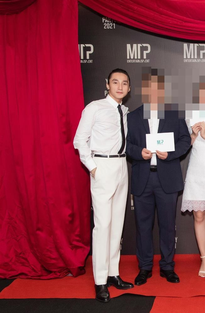 Nhiều khán giả cho rằng anh chàng đang 'đánh mất phong độ' với phần bụng có vẻ tăng cân, chi tiết cà vạt được sơ-vin gâ.y chú ý.