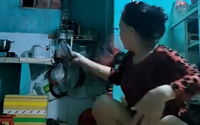 Clip: Vợ ném cả mâm bát đĩa vỡ tan tành, thẳng tay hất cả 2 két bia vào chồng vì tối ngày nhậu nhẹt Ảnh 2