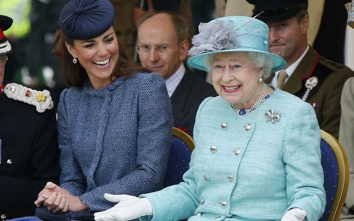 Không hổ danh cháu dâu mẫu mực, Kate Middleton liên tục mặc đồ giống Nữ hoàng Elizabeth Ảnh 2
