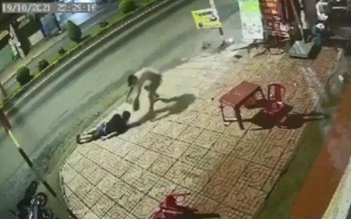 Kinh hoàng khoảnh khắc nam thanh niên bị tông xe bất tỉnh, đánh đập tới tấp rồi tạt nguyên nồi nước sôi Ảnh 2