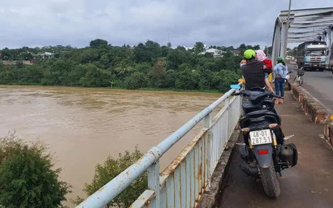 Cãi nhau với bạn gái, thiếu niên 16 tuổi bất ngờ leo lên thành cầu rồi nhảy xuống sông mất tích Ảnh 2