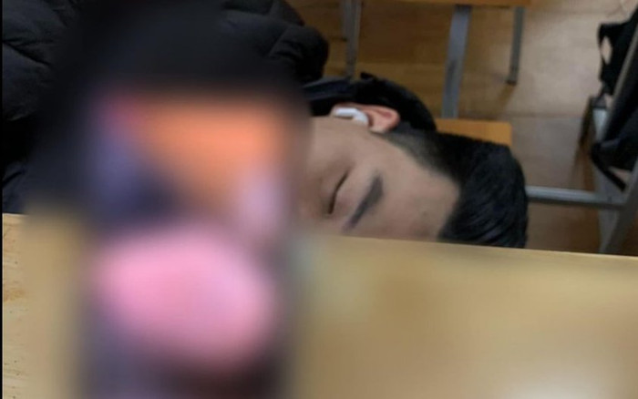 Lỡ chợp mắt trong lớp, nam sinh bị bày trò trêu chọc khiến CĐM thốt lên: Đừng ngủ khi đám bạn còn thức! Ảnh 2