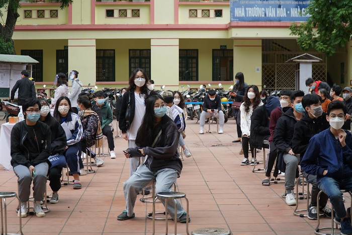 Học sinh được yêu cầu tuân thủ nghiêm các quy định phòng dịch khi tiêm chủng.