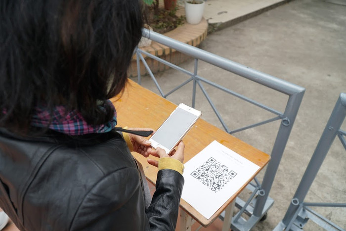 Quét mã QR và khai báo y tế tại điểm tiêm chủng.