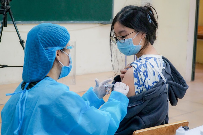 Ảnh: Bắt đầu tiêm chủng đại trà vaccine phòng Covid-19 cho học sinh THPT ở Hà Nội Ảnh 11