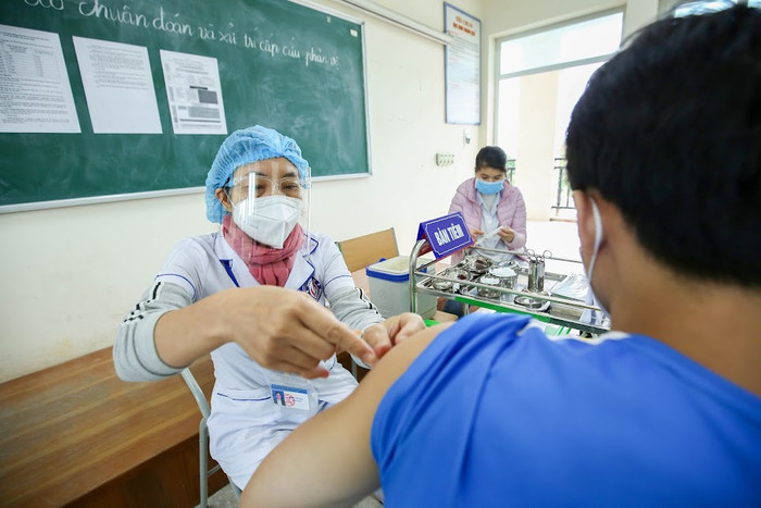 Ảnh: Bắt đầu tiêm chủng đại trà vaccine phòng Covid-19 cho học sinh THPT ở Hà Nội Ảnh 7