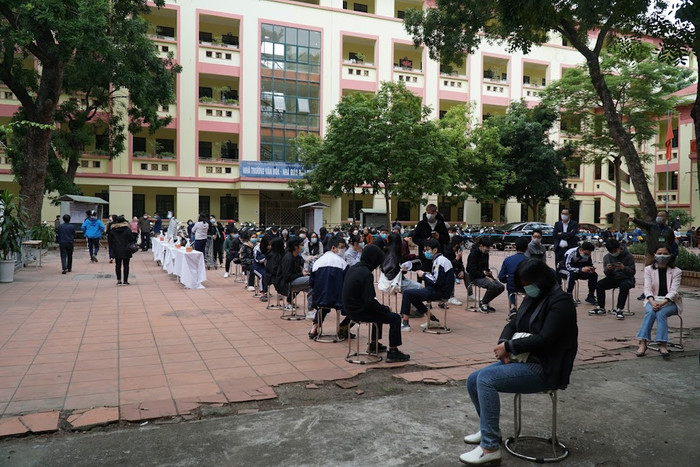 Trường THPT Đống Đa tiến hành tiêm chủng cho học sinh.