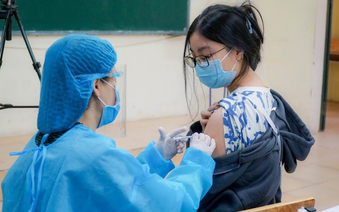 Ảnh: Bắt đầu tiêm chủng đại trà vaccine phòng Covid-19 cho học sinh THPT ở Hà Nội Ảnh 2