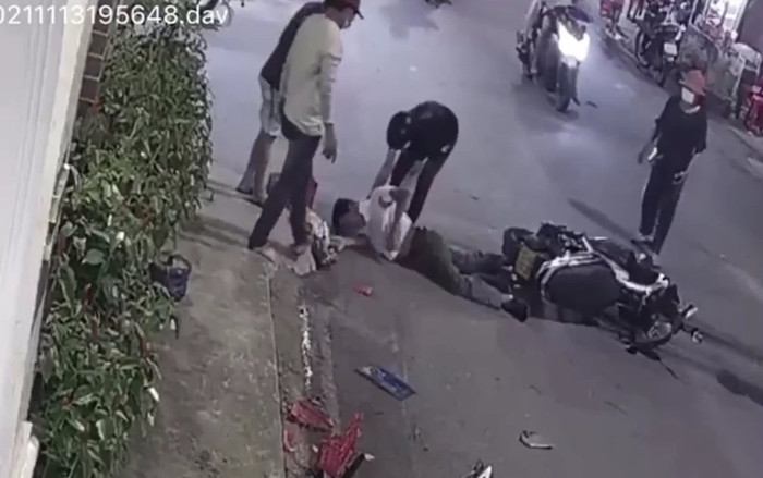 Clip: Người đàn ông nằm bất động sau va chạm, hành động của 2 thanh niên sau đó mới gây bức xúc Ảnh 2