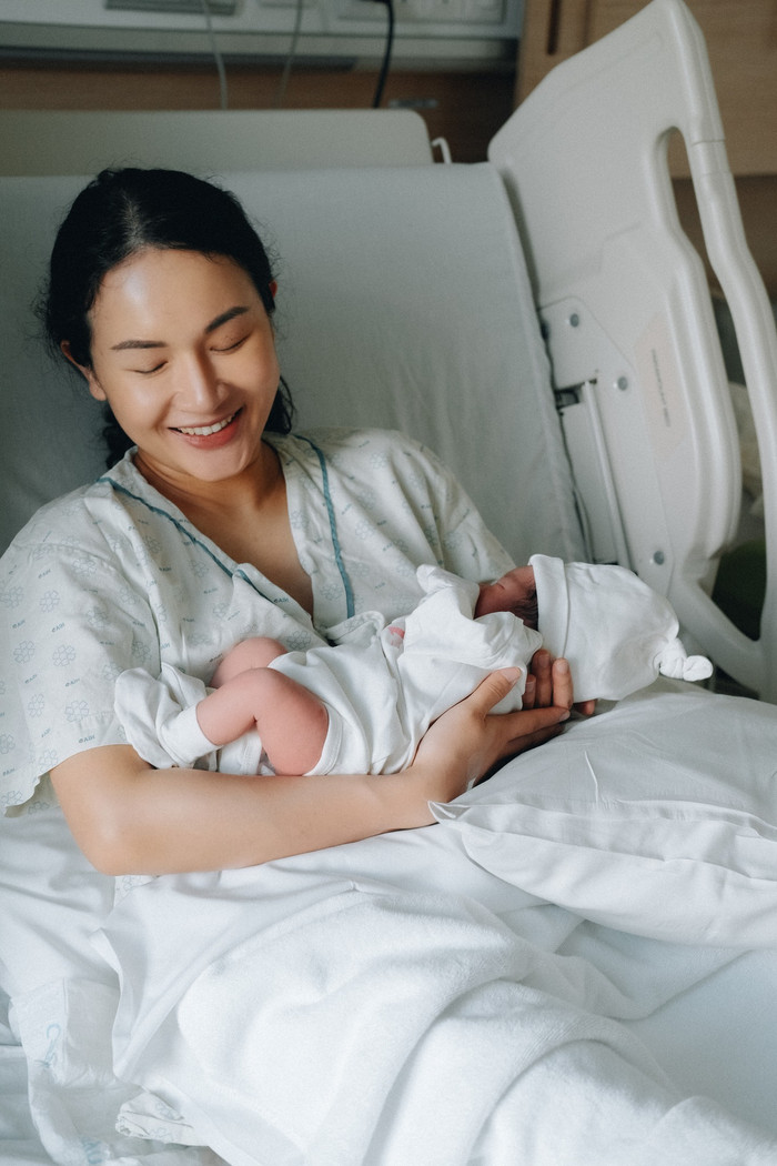 Khoảnh khắc Giang Ơi bế con vào lòng