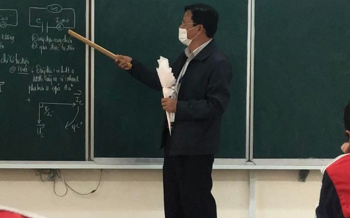 Bất ngờ được học sinh tặng hoa nhân ngày 20/11, hành động tiếp đó của thầy giáo khiến ai cũng rưng rưng Ảnh 2