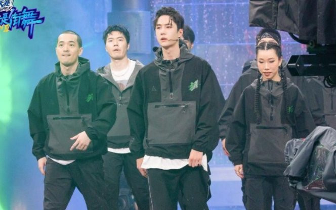 Nhỏ tuổi là thế, nhưng Vương Nhất Bác đã làm được tá việc thế này trong Street Dance 4 Ảnh 2