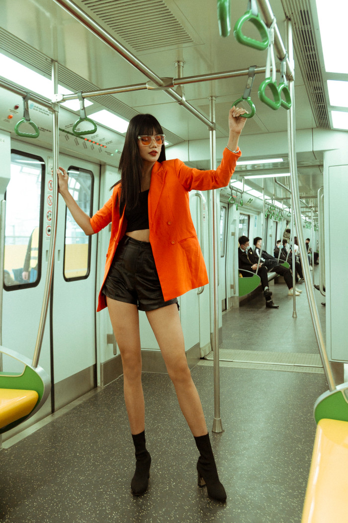 Chân dài Ngọc Giang diện áo blazer màu cam rực rỡ mix short da và bốt cổ ngắn