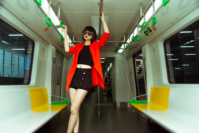 Với gương mặt ấn tượng sáng sân khấu, thân hình chuẩn của một siêu mẫu, Hạ Vy vẫn luôn khẳng định được vị trí của mình trong làng thời trang Việt.