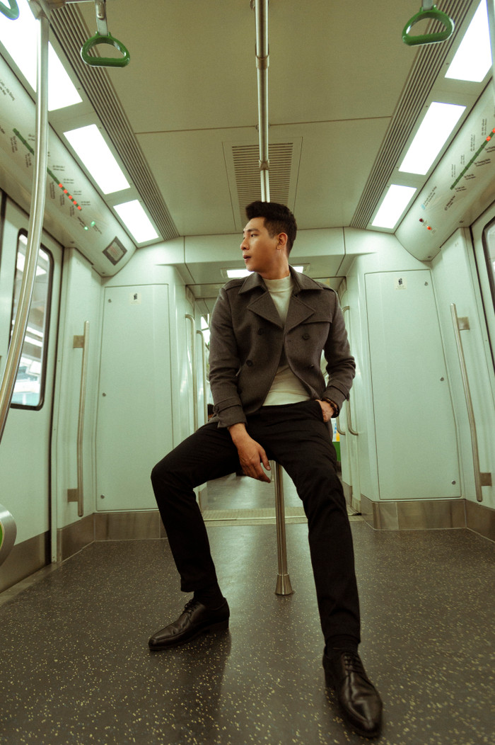 Mẫu nam Thanh Long tạo dáng lịch lãm với style tối giản