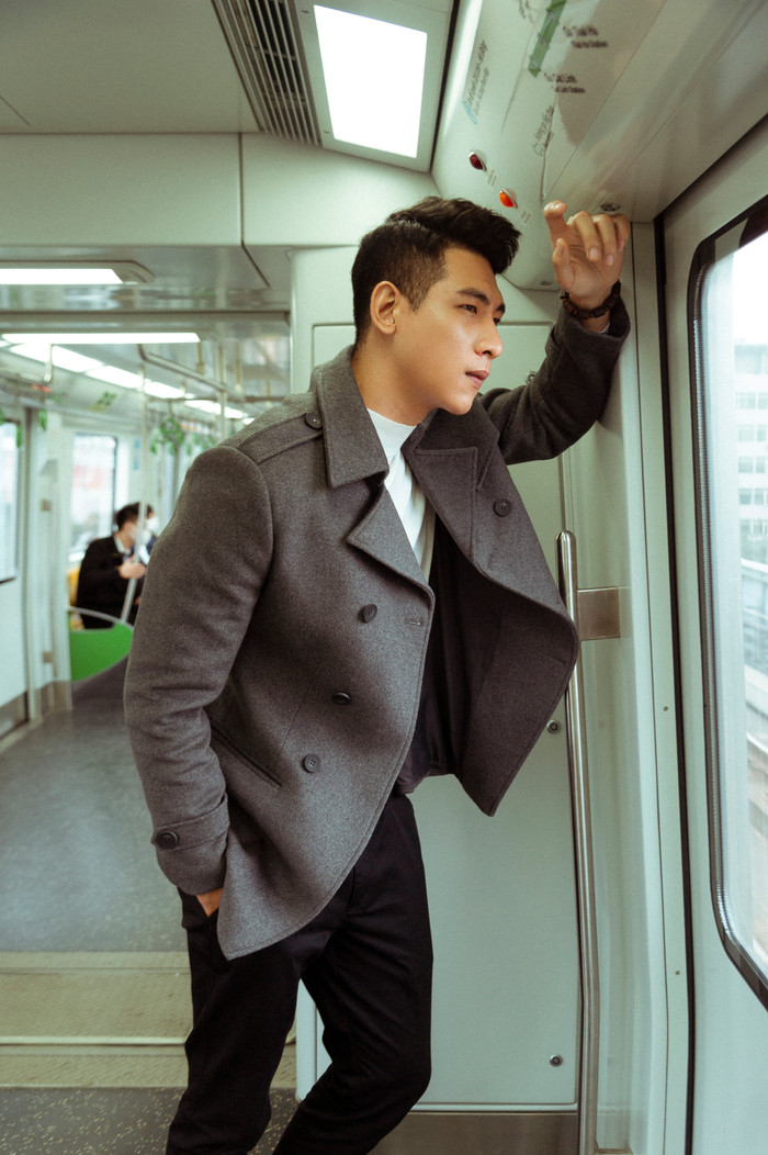 Siêu mẫu Hạ Vy và cộng sự pose dáng chuẩn high fashion, checkin ga tàu Cát Linh Ảnh 12