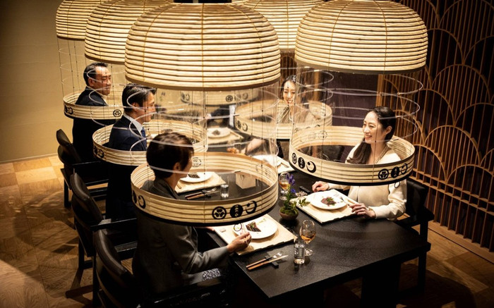 Chi gần 6 triệu cho bữa sang chảnh trong vách ngăn kiểu đèn lồng không lo Covid-19 Ảnh 2