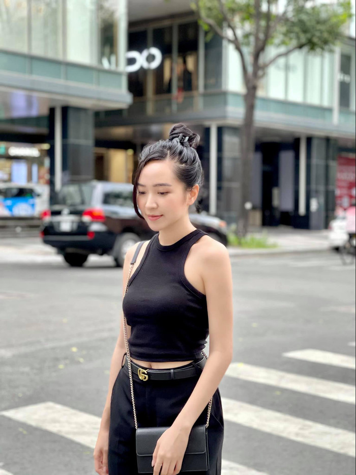 Kim Oanh không ngần ngại diện những trang phục cá tính nhờ vóc dáng chuẩn.