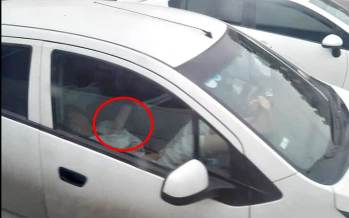 Tài xế thò tay vào trong áo người phụ nữ cùng xe, bức ảnh xuất hiện trên MXH khiến CĐM tranh cãi dữ dội Ảnh 2