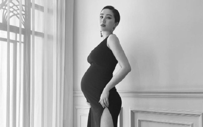Bảo Thy tạo dáng trên giày cao gót bất chấp bụng bầu vượt mặt, còn tiết lộ luôn sự thật phía sau tấm ảnh Ảnh 2