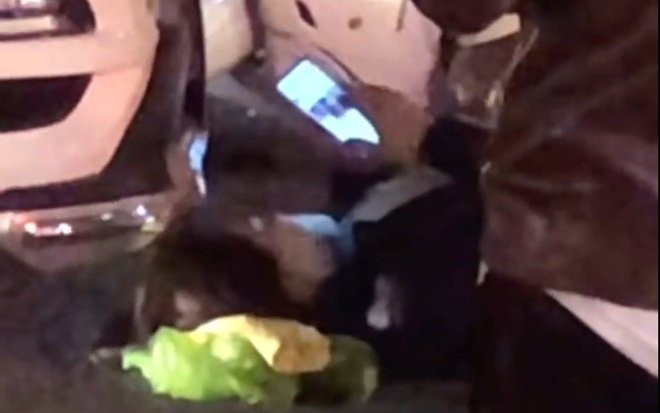 Clip: Cô gái bình thản lướt mạng khi đang nằm ngay trước đầu ô tô sau vụ va chạm giao thông Ảnh 2