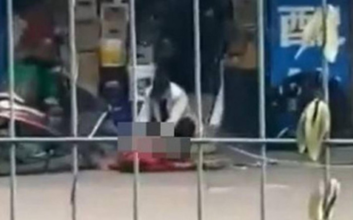 Nghi bị 'cắm sừng', người đàn ông truy sát bạn gái trên phố và có hành động dã man Ảnh 2