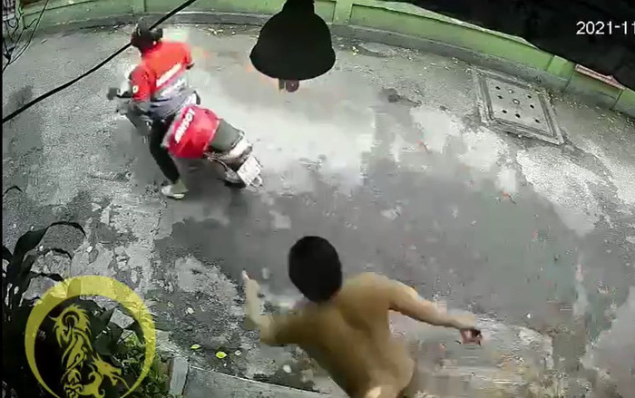 Clip: Nam thanh niên giật điện thoại của người đàn ông đang đứng trước thềm nhà rồi tăng ga bỏ chạy Ảnh 2