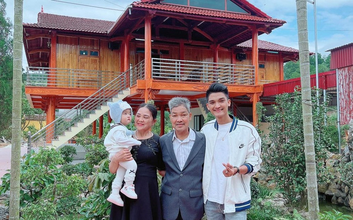 Cận cảnh ngôi nhà hoành tráng ốp 8.000 thanh gỗ được Mạc Văn Khoa dành tặng bố mẹ Ảnh 2