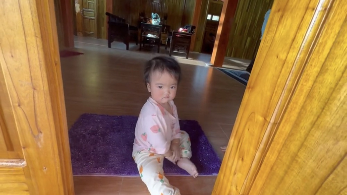 Bé Minnie thích thú với căn nhà của ông bà. Do sử dụng chất liệu gỗ là chính nên ngôi nhà sàn hoành tráng này khá mát mẻ. 