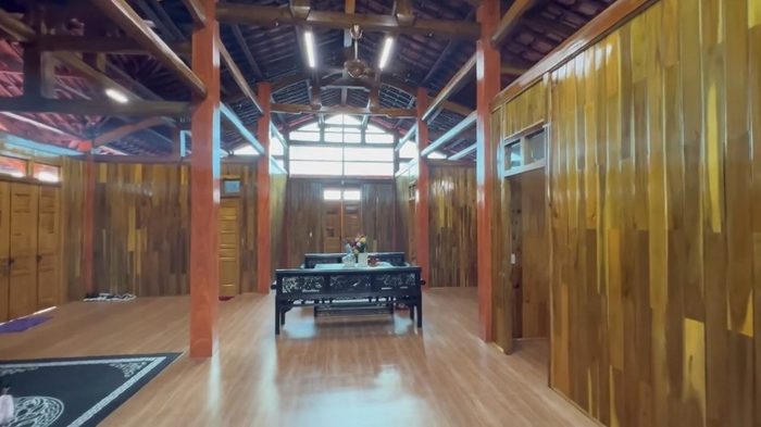 Không gian bên trong được trang trí theo phong cách tối giản, nội thất như tủ, bàn, ghế,... đều ưu tiên sử dụng chất liệu bằng gỗ. Dù chưa hoàn thành nhưng cũng có thể thấy sự hoành tráng của căn nhà. 