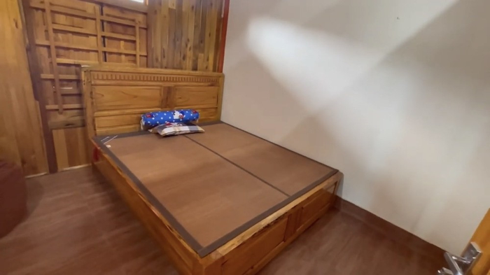 Phòng ngủ khá gọn gàng và ngăn nắp. Căn nhà có tổng cộng 4 phòng trên lầu và 1 phòng khách dưới tầng trệt. Khu vực sàn ở dưới có diện tích gần 170m2.