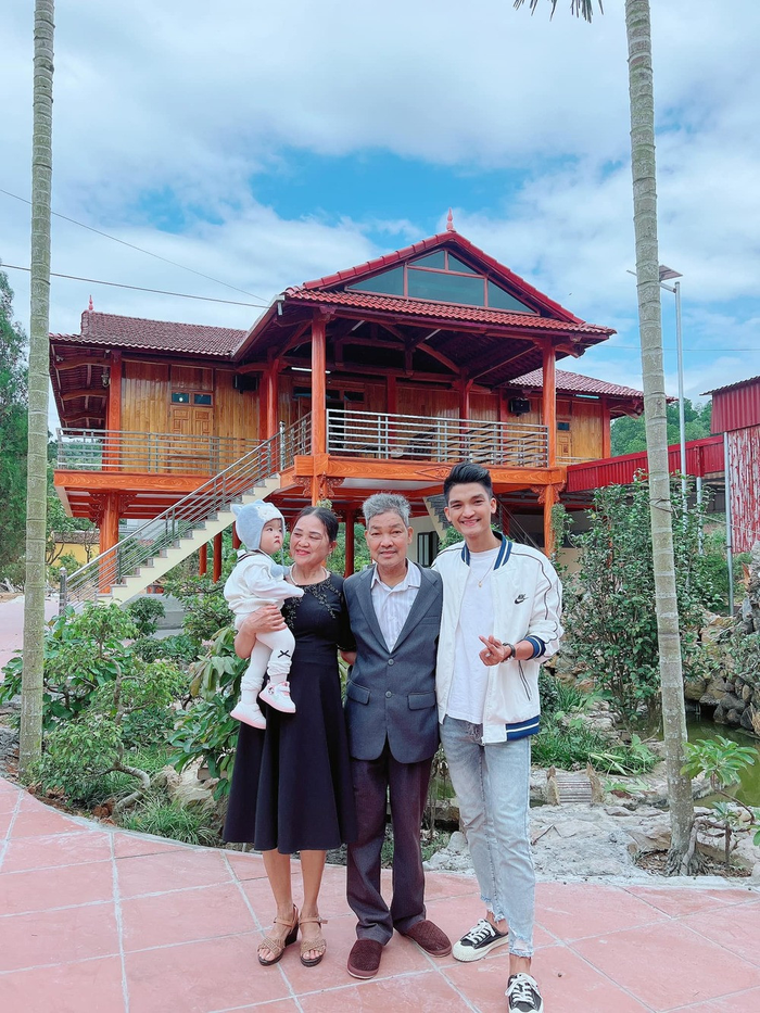 Mạc Văn Khoa cùng bố mẹ check-in trước cơ ngơi ở quê nhà. Anh cho biết khoảng sân có diện tích 310m2 được trang trí với nhiều chậu cây cảnh quý hiếm. 