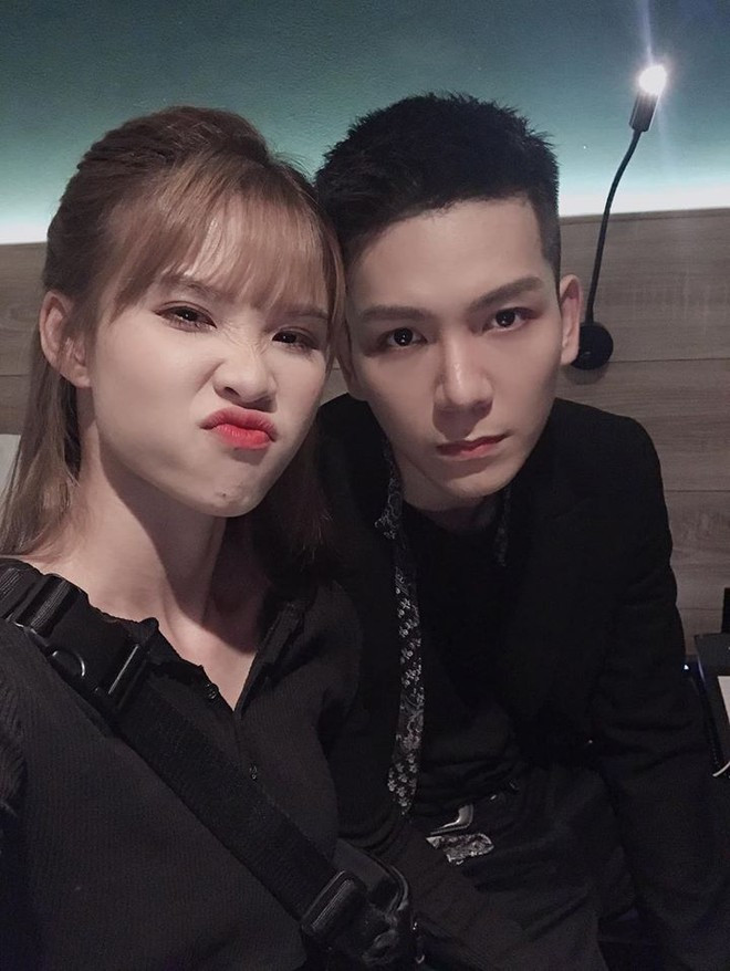 Khởi My có cuộc sống vui vẻ bên chồng kém tuổi.