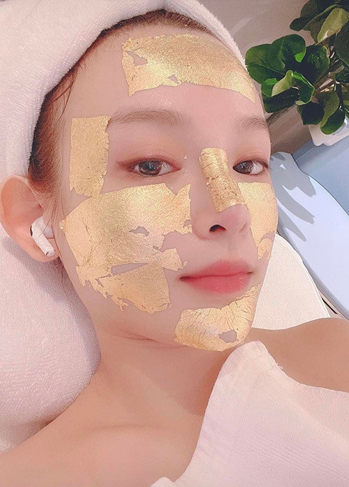 Huyền Baby sử dụng mặt nạ bằng vàng thật đắt đỏ. Loại mặt nạ này có tác dụng hiệu quả cho làn da. 