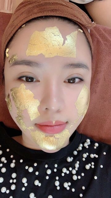 Kỳ Duyên cũng từng thử loại mặt nạ 'quý tộc'.