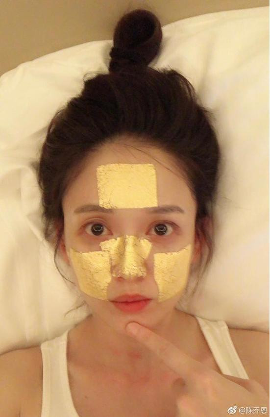 Trần Kiều Ân luôn được khen ngợi hết lời vì sự trẻ trung, mặt nạ vàng cũng làm trong danh sách sản phẩm chăm sóc da cô yêu thích.