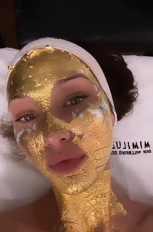 Bella Hedid thường xuyên sử dụng loại mặt nạ bằng vàng, nữ người mẫu thậm chí còn 'mạnh tay' đắp cả phần cổ.