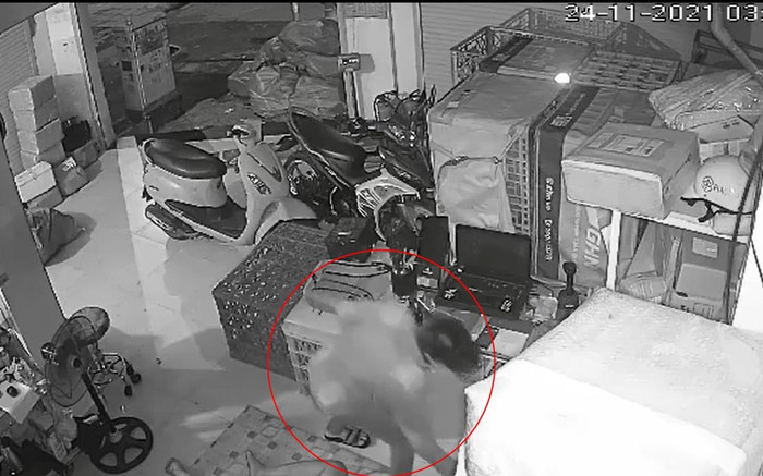 Camera ghi cảnh nam thanh niên lẻn vào kho công ty giao hàng trộm điện thoại ở TP.HCM Ảnh 2