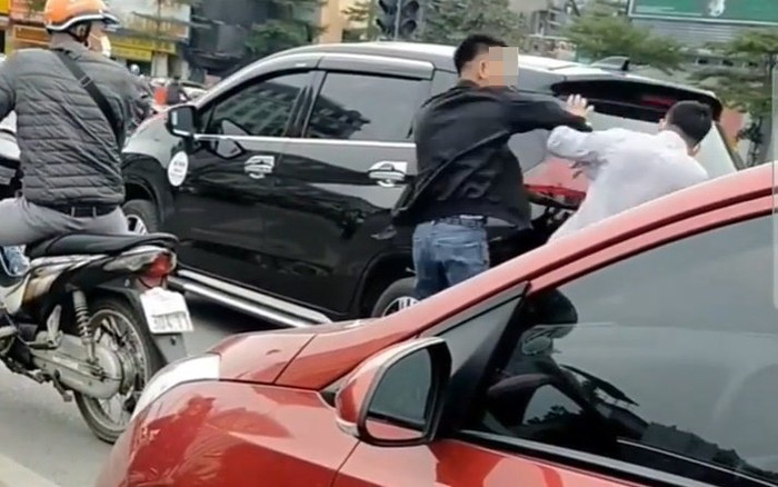 Nam thanh niên hung hăng thẳng tay tát tài xế ô tô tới tấp sau vụ va chạm xe giữa đường phố Hà Nội Ảnh 2