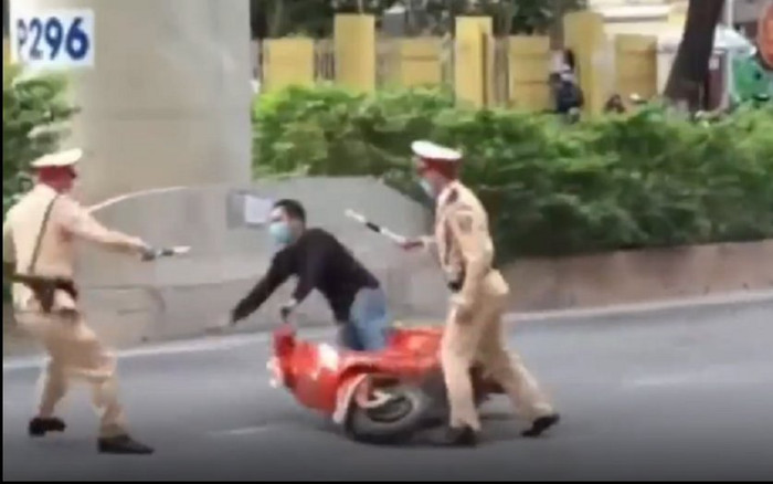 Không đội mũ bảo hiểm lại chạm mặt 2 CSGT, thanh niên lạng lách 'thông chốt' và cái kết đắng ngắt Ảnh 2