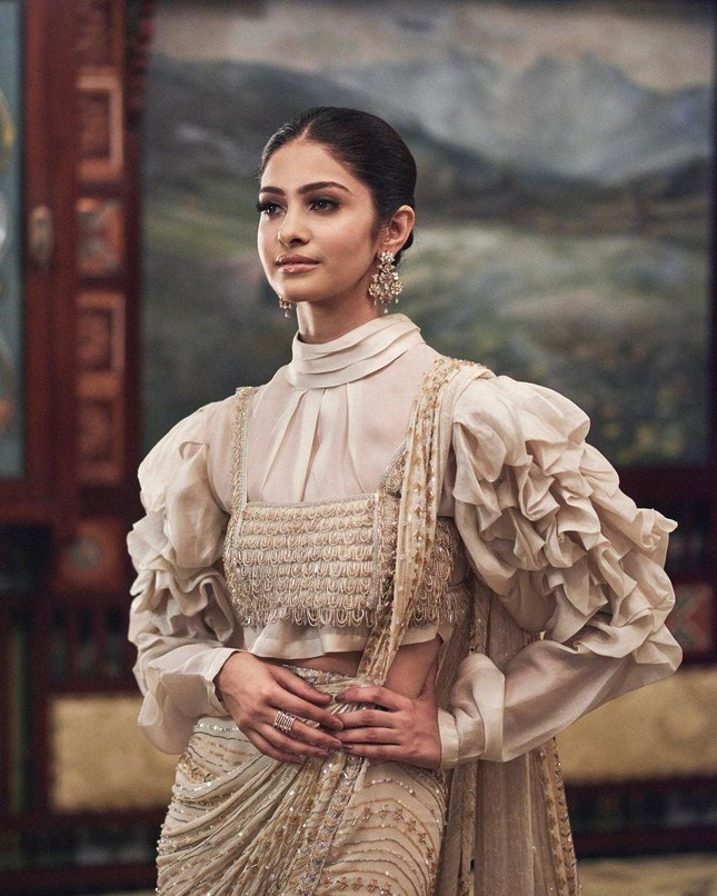 Sở thích của cô là nghe nhạc, đọc sách, học khiêu vũ, yoga và thiền định.