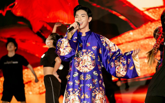 Erik mang áo dài truyền thống lên sân khấu, mướt mồ hôi chuẩn bị cho trận đấu quyết định tại The Heroes Ảnh 2