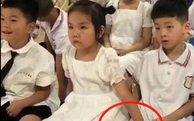Bé gái mẫu giáo đụng chạm vùng nhạy cảm của bạn nam cùng lớp, nguyên nhân đến từ thói quen với mẹ ở nhà Ảnh 2