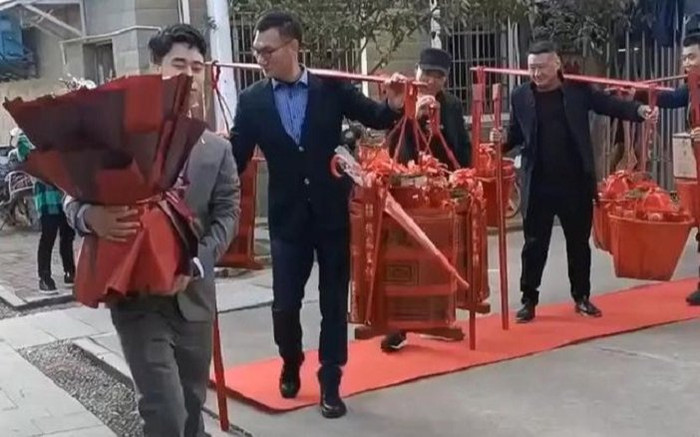 Mang 'sương sương' 18 quang gánh sính lễ cùng 6,6 tỷ tiền mặt tới nhà gái, nhà trai gây 'bão' mạng xã hội Ảnh 2