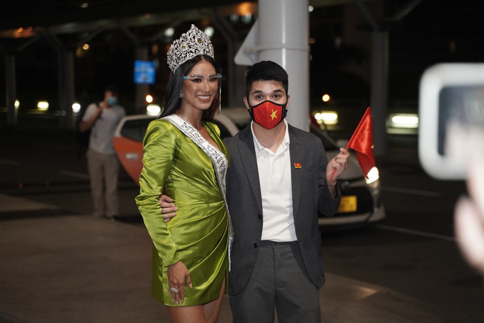 Mang theo 8 vali và nhiều phụ kiện, Kim Duyên phải đóng thêm gần 100 triệu tiền hành lý Ảnh 8