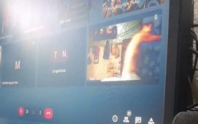 Nữ sinh vừa xin vắng mặt vài phút trong lớp online, cậu em trai 'nhảy' ngay ra trước camera 'tấu hài' Ảnh 2