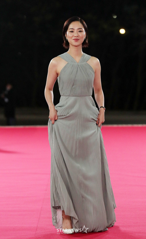 Nữ diễn viên Jeon Yeo Bin - tình tin đồn của Song Joong Ki xuất hiện với váy xếp pli tinh giản.