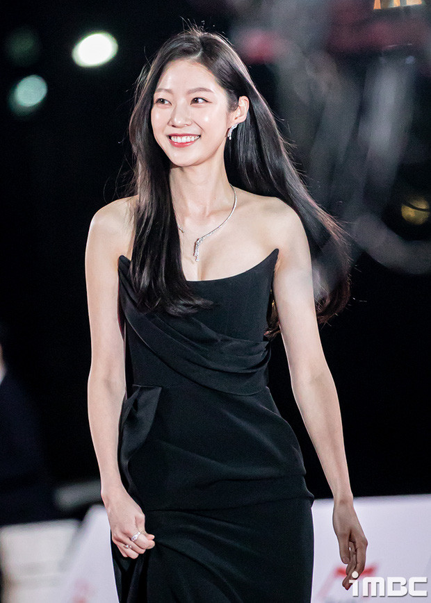 Gong Seung Yeon khéo chọn trang sức sang trọng để tạo điểm nhấn cho mẫu váy đen.